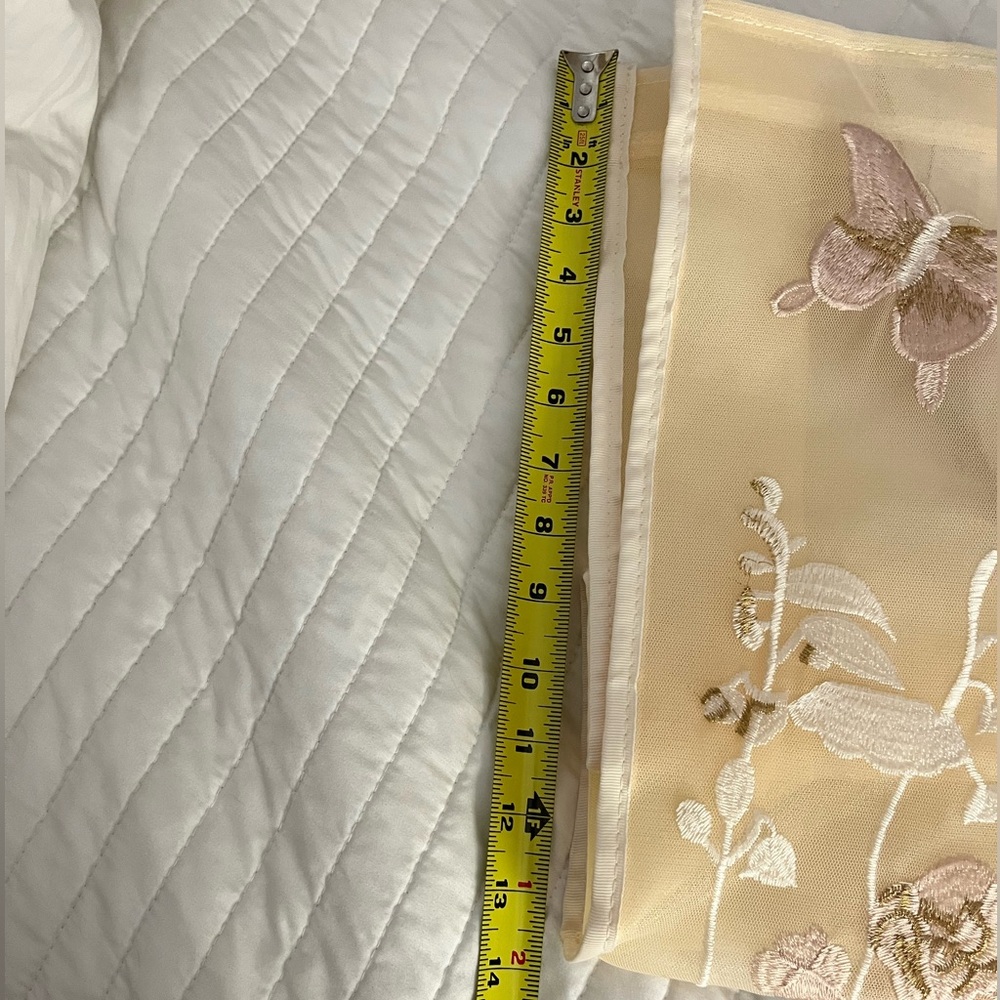 Stylish Dior Beauty GWP tote.
Cream Lace tote with embroidered buttertly - Picture 13 of 14